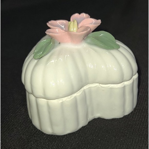 Vintage Heart shaped floral trinlet box porcelain - Picture 3 of 8